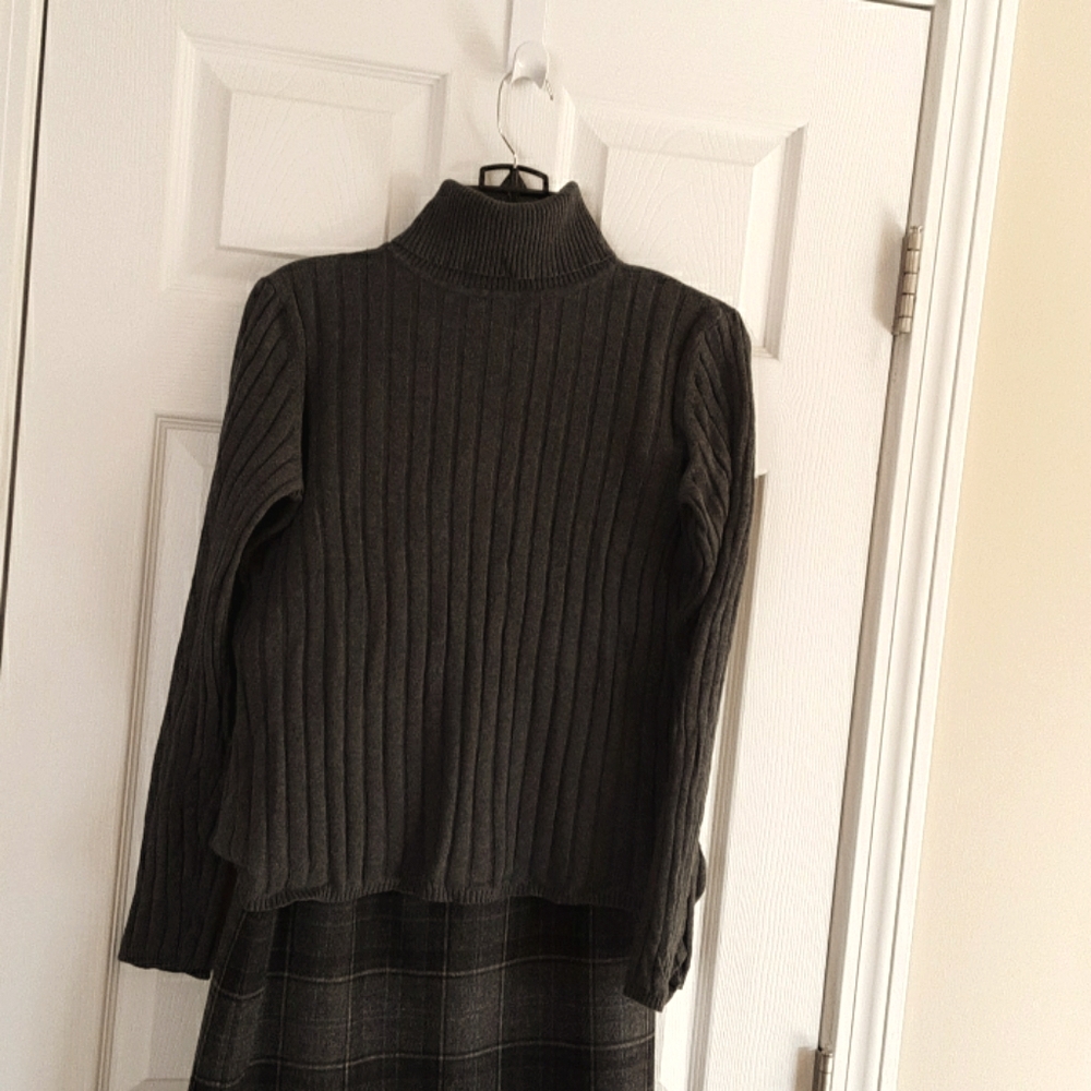Van Heusen turtleneck.  Size M.